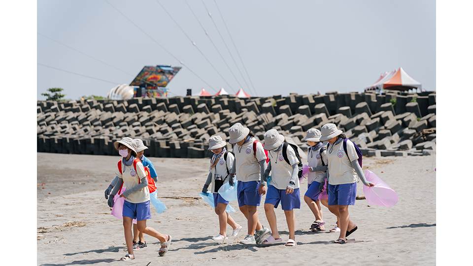 此次聯合淨灘活動，台電攜手周邊龍泉國小、龍津國小與龍津高中學生，一起環保淨灘、愛海洋。